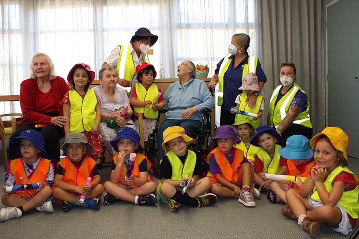 HammondCare Cardiff residents with Macquarie Hills community preschool children and staff