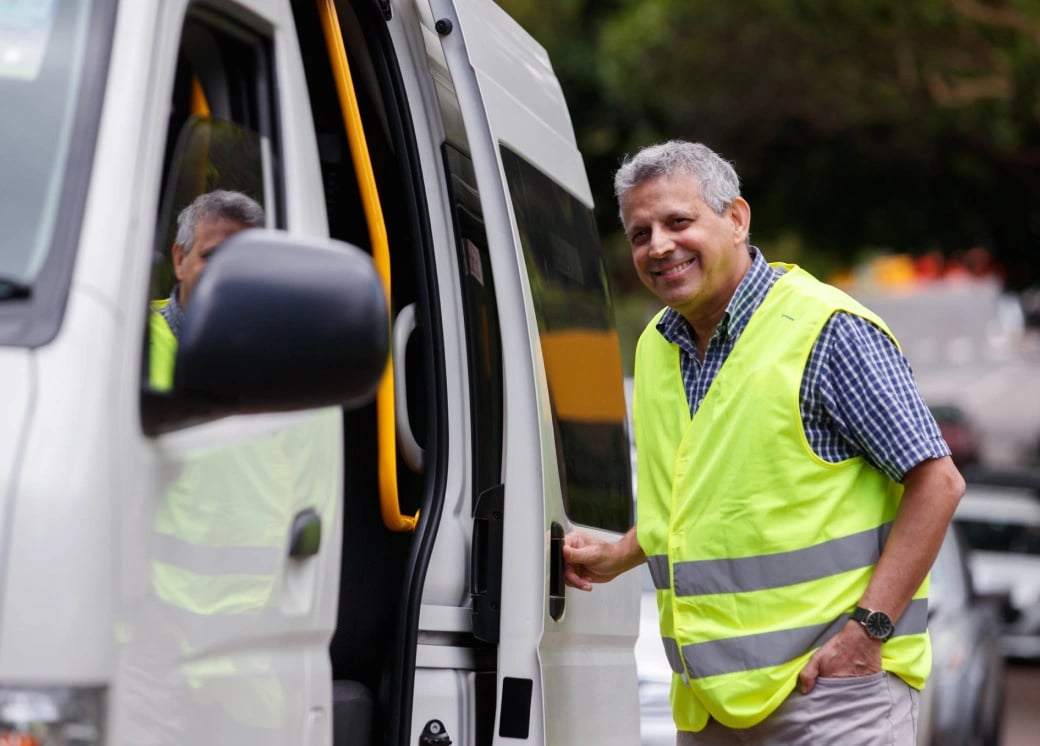 Minibus-appeal--photo-pause-in-front-of-car