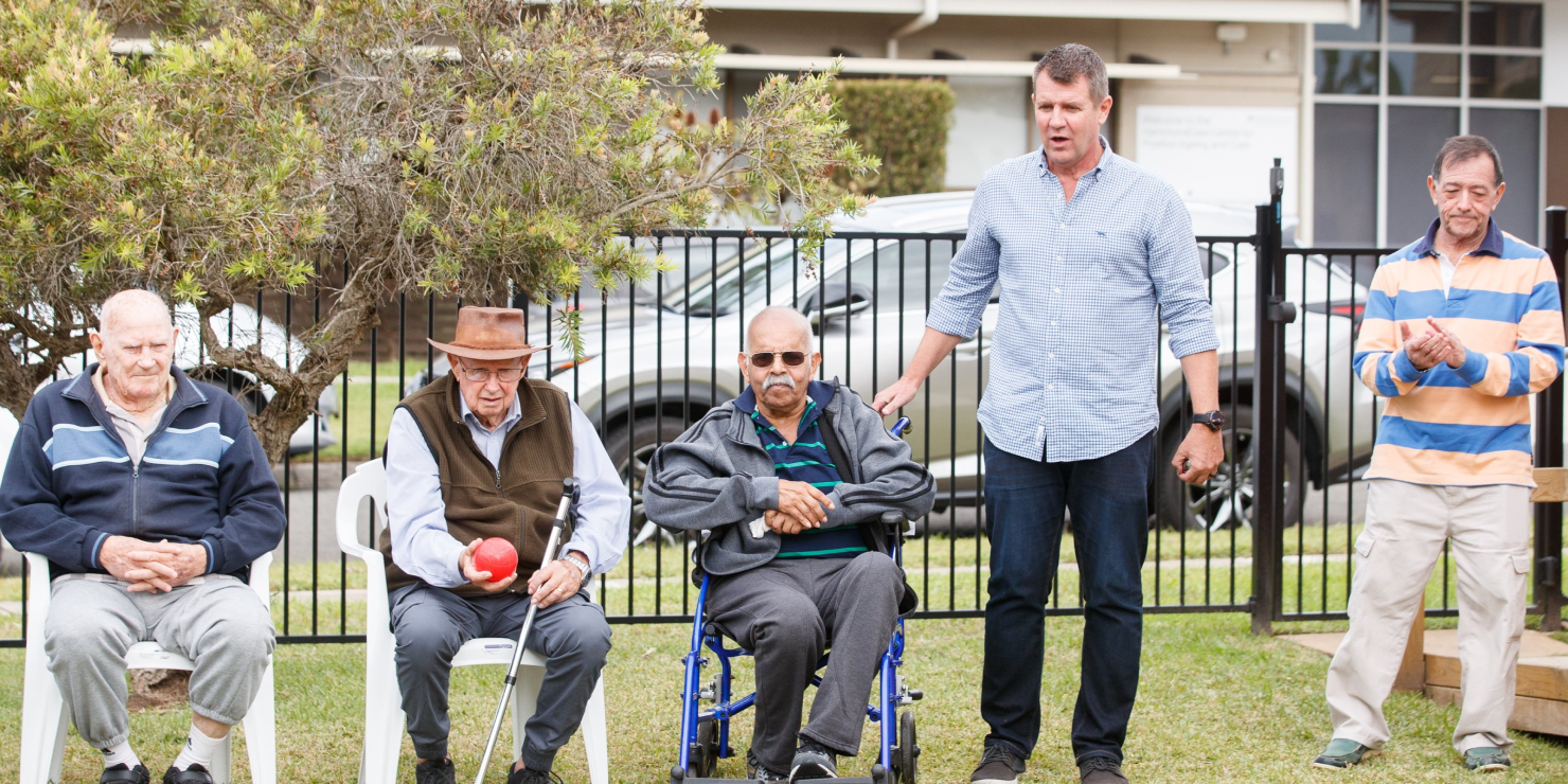 Mike Baird playing bowls with Hammondville cottage respite clients (1)